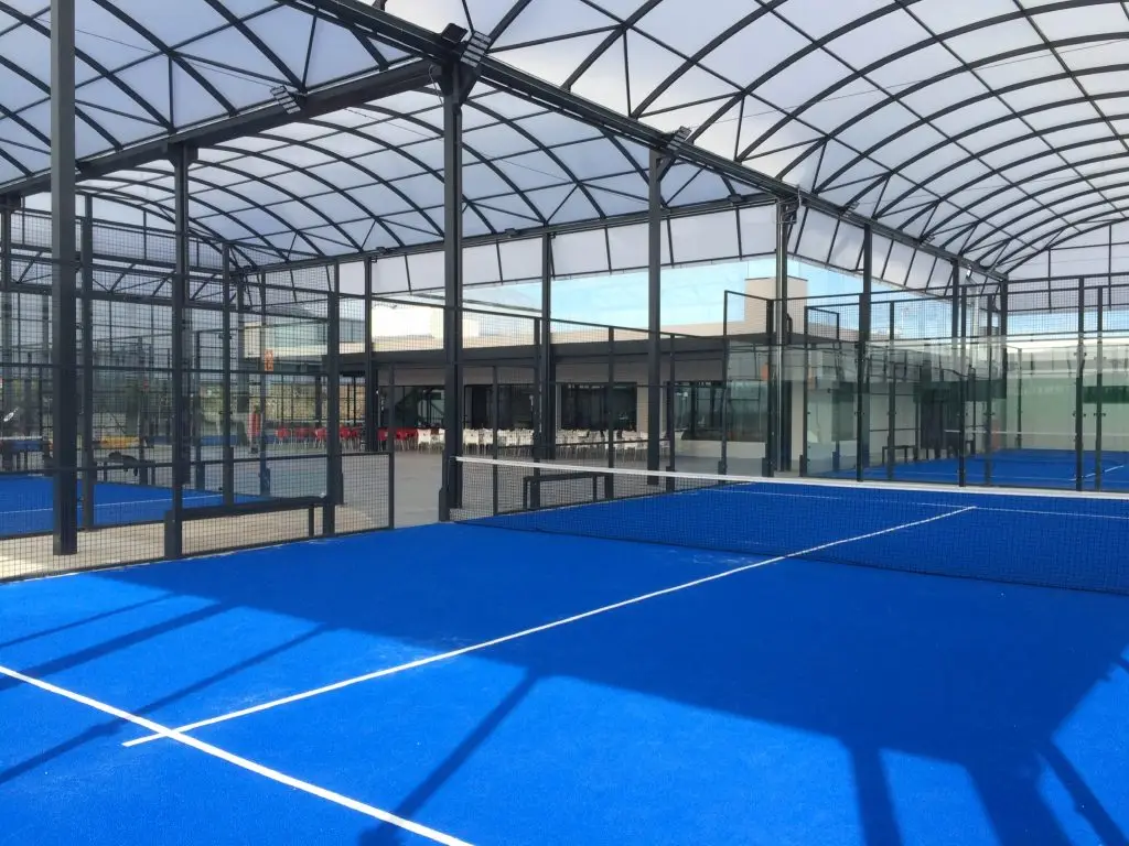 Terrain de padel couvert avec canopée