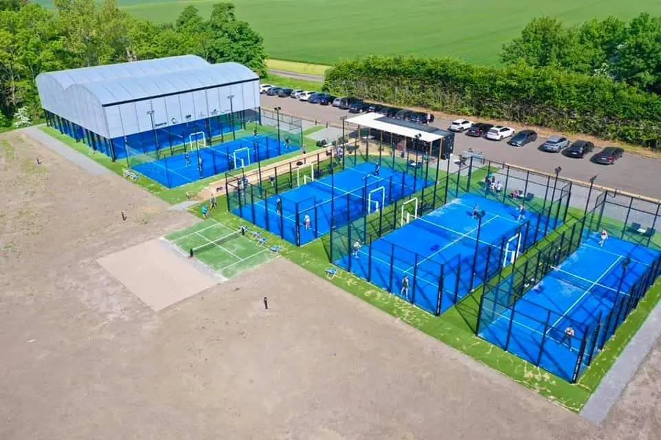 Club de padel avec des auvents