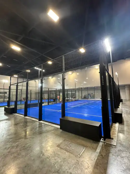 Terrain mobile du club à la foire RacquetX aux États-Unis