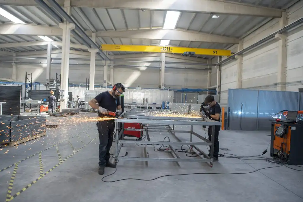 Travailleur opérant dans notre usine.