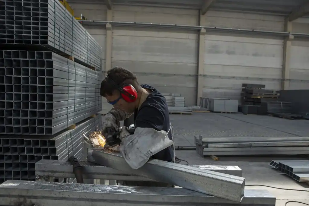 Travailleur opérant dans notre usine.