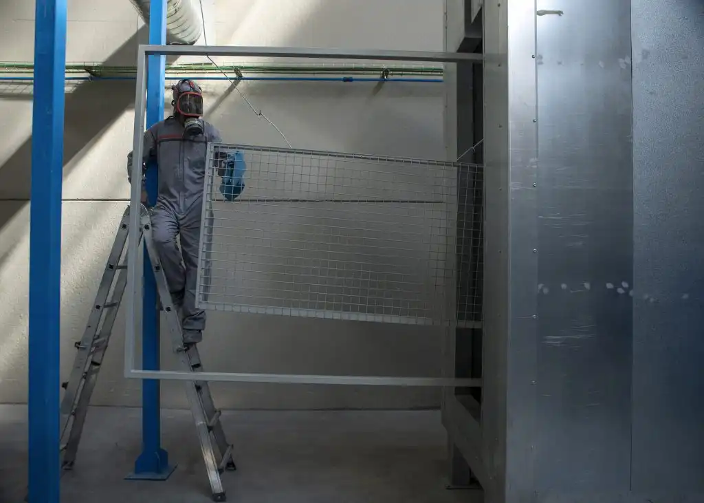 Travailleur opérant dans notre usine.